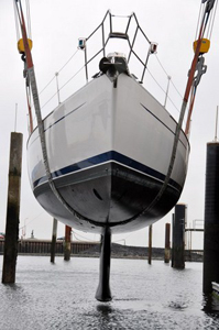 Hijsen Sweden Yachts 42 in kraan Yerseke Watersportservice